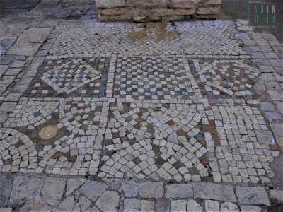 Mentre nella navata centrale si trova un mosaico realizzato con blocchetti di calcare e marmo policromo, risalente all�XI-XII secolo